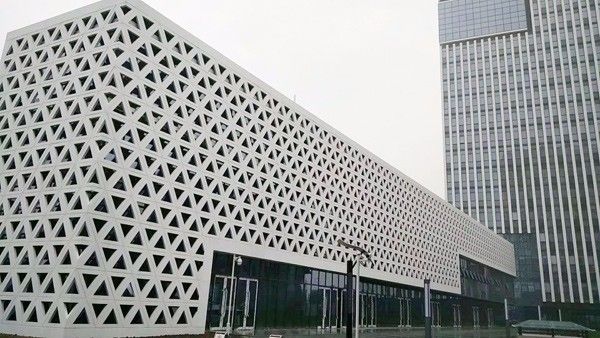 佛山?jīng)_孔鋁單板門頭應(yīng)用